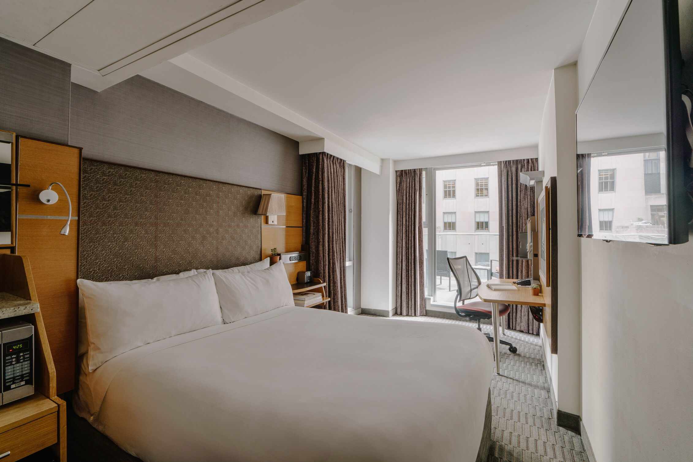 Adam_Firman_Club_Quarters_The_Jewel_Room_1108_Terrace_2-1_optimized_1000