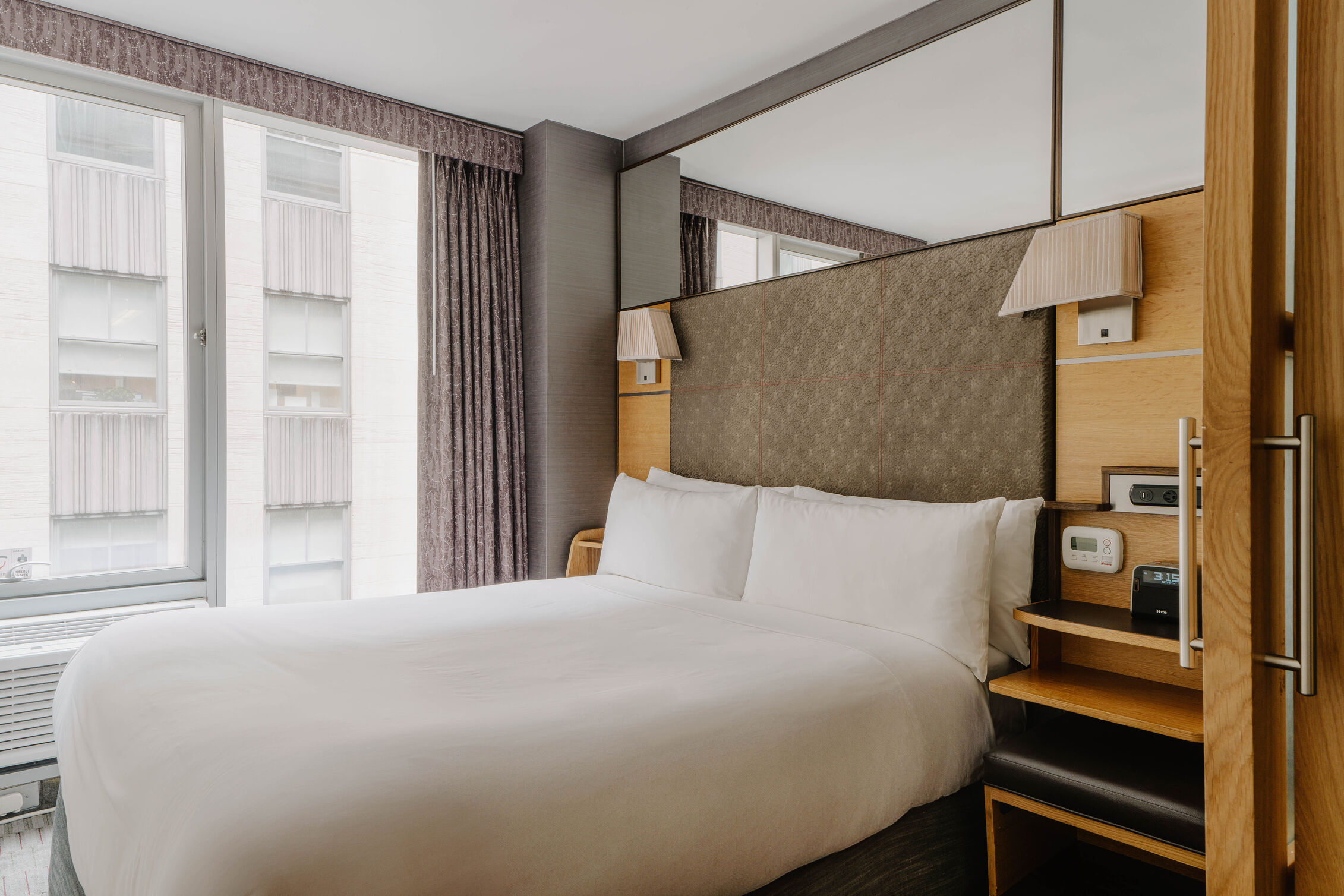 Adam_Firman_Club_Quarters_The_Jewel_Room_607_2_Bedroom_Suite-6_optimized_1000